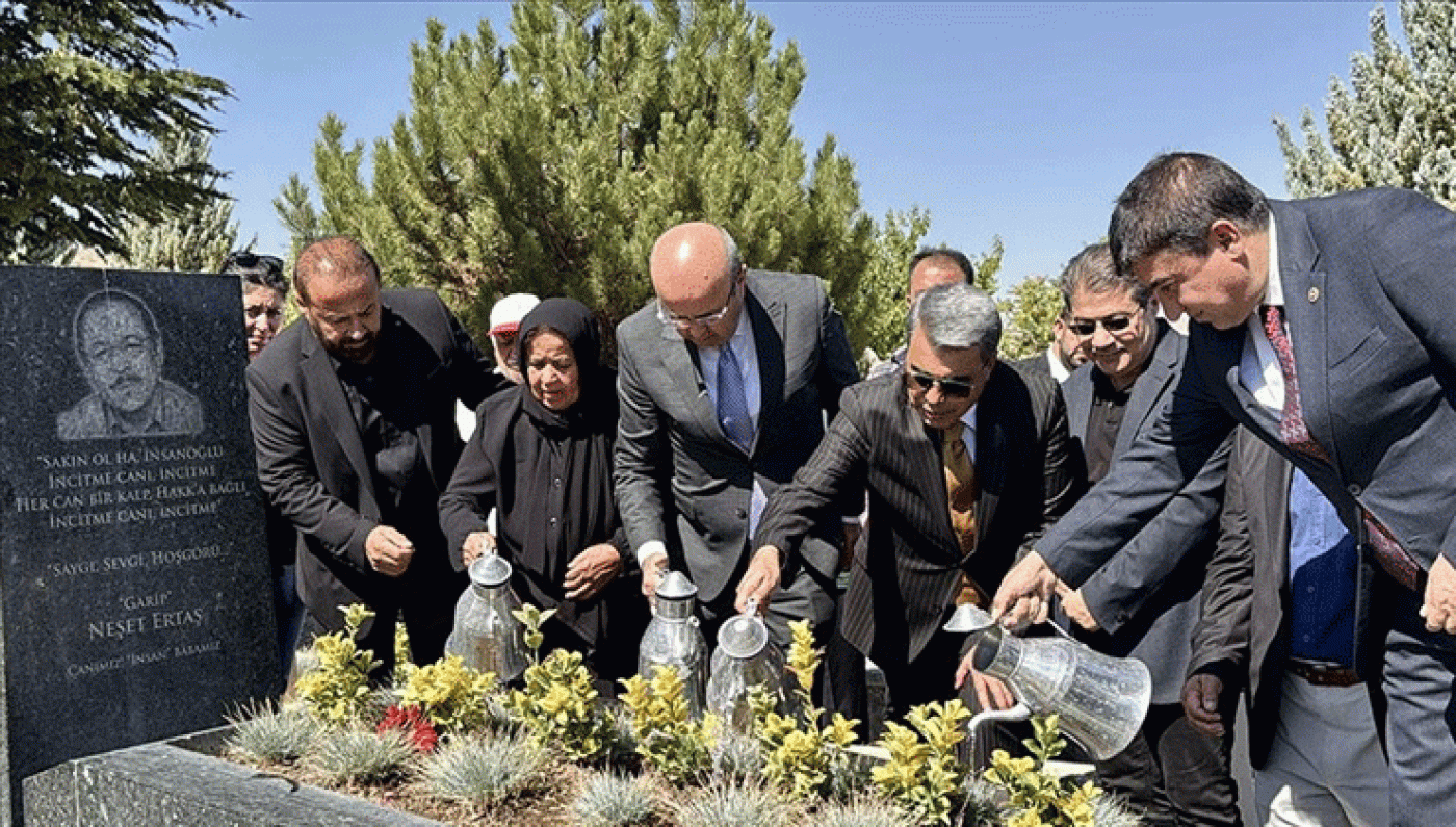 bozkirin-tezenesi-halk-ozani-neset-ertas-kirsehirde-mezari-basinda-anildi-i68d52ff98679b.gif